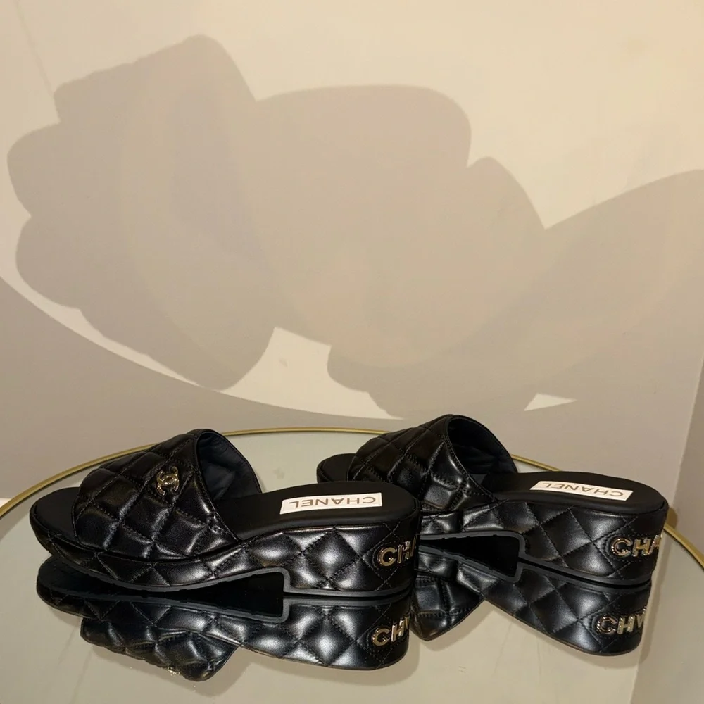 CHANEL Dad sandals Quilted leather CC logo  slide 38 - Picture 4 of 17